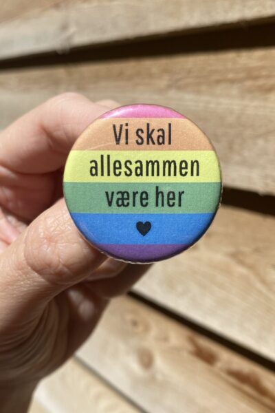 Badge: Vi skal allesammen være her (Regnbue)